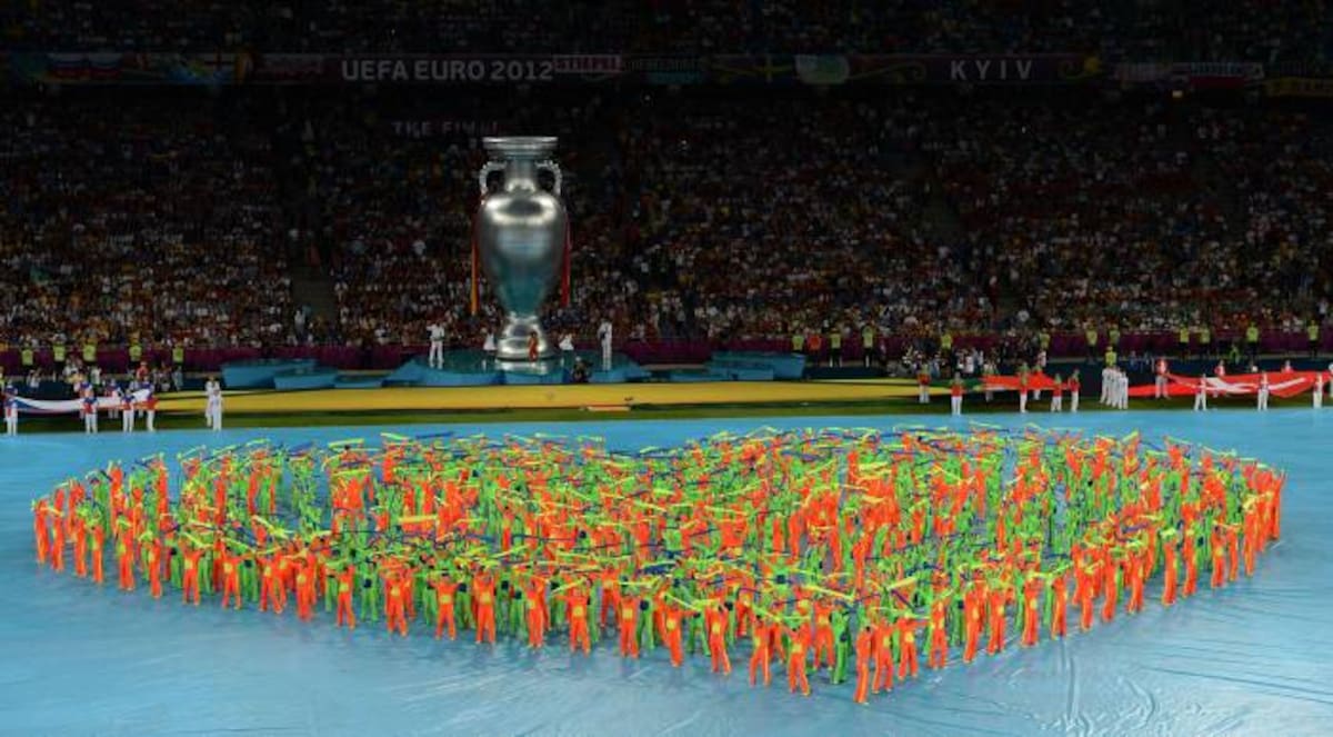 Bailarinas hicieron coreografías recreando los elementos de un partido de fútbol. AFP CHRISTOF STACHE