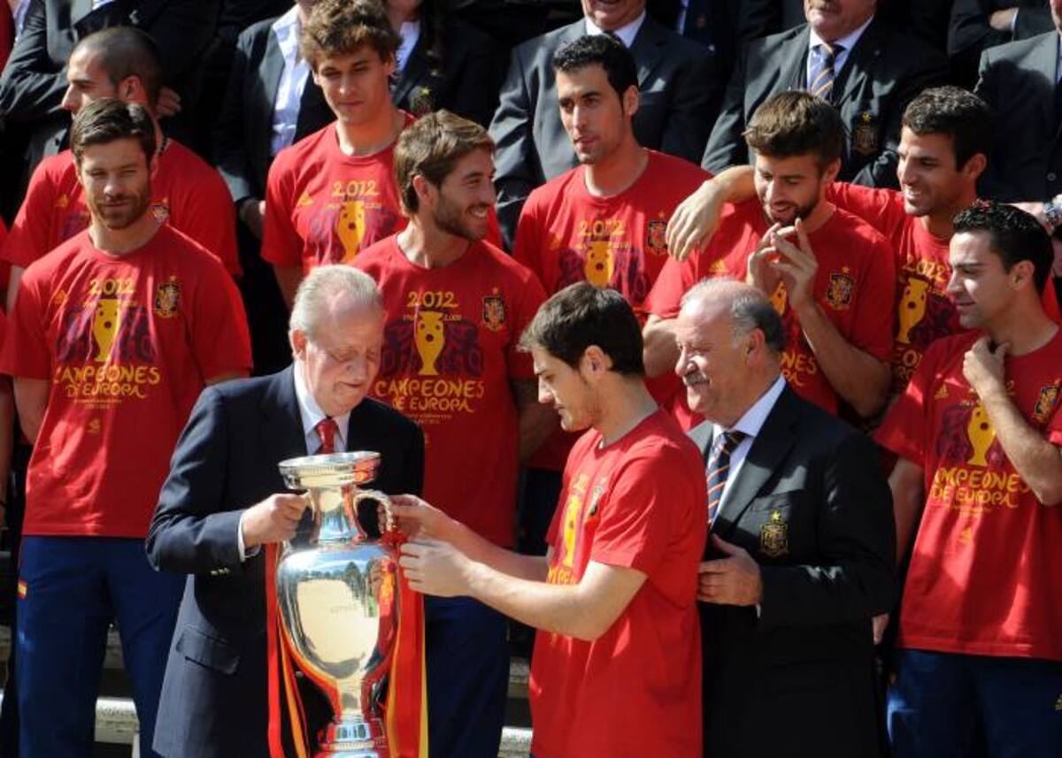 El Rey Juan Carlos recibió en el Palacio de la Zarzuela a la selección de España. AFP