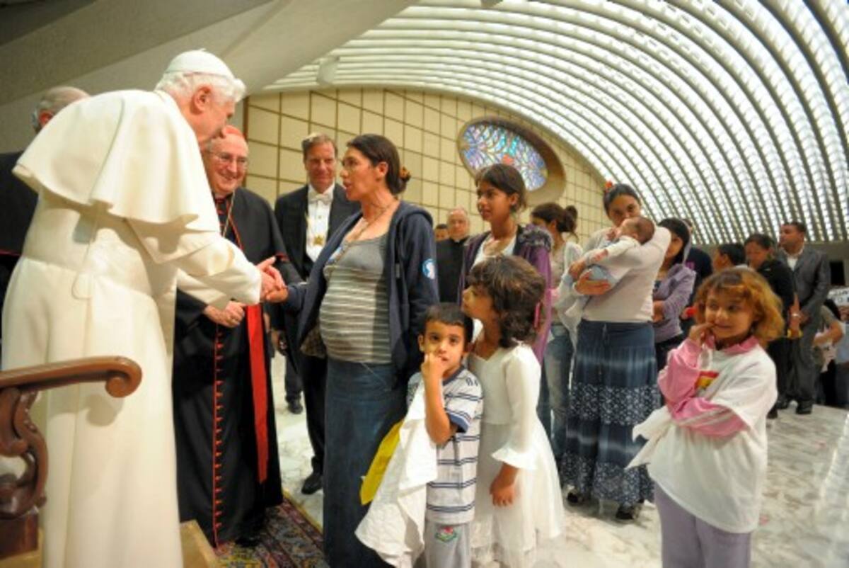 Muchos de los gitanos se acercaron a Benedicto XVI para recibir la bendición. AFP POOL