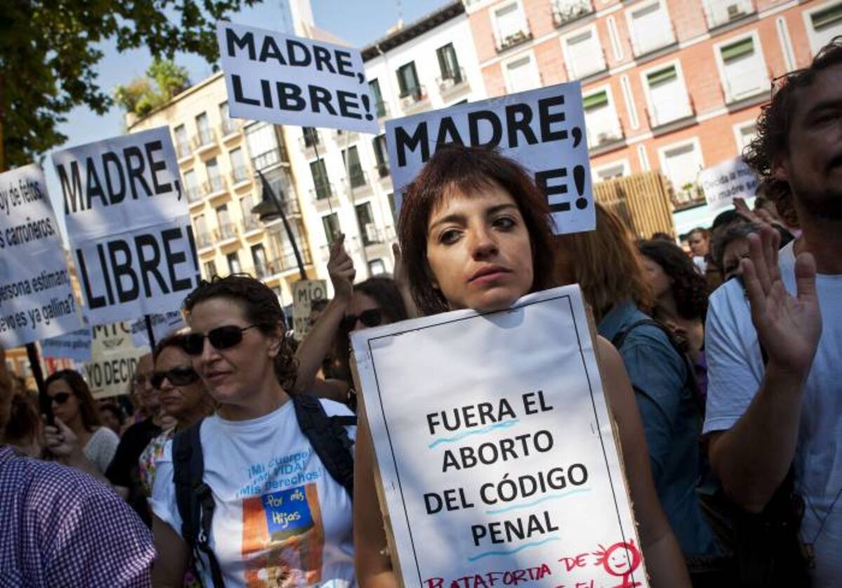 La multitud, integrada mayoritariamente por mujeres, lanzaban consignas como "Nosotras parimos, nosotras decidimos" o "Ni un paso atrás". Protesta en Madrid