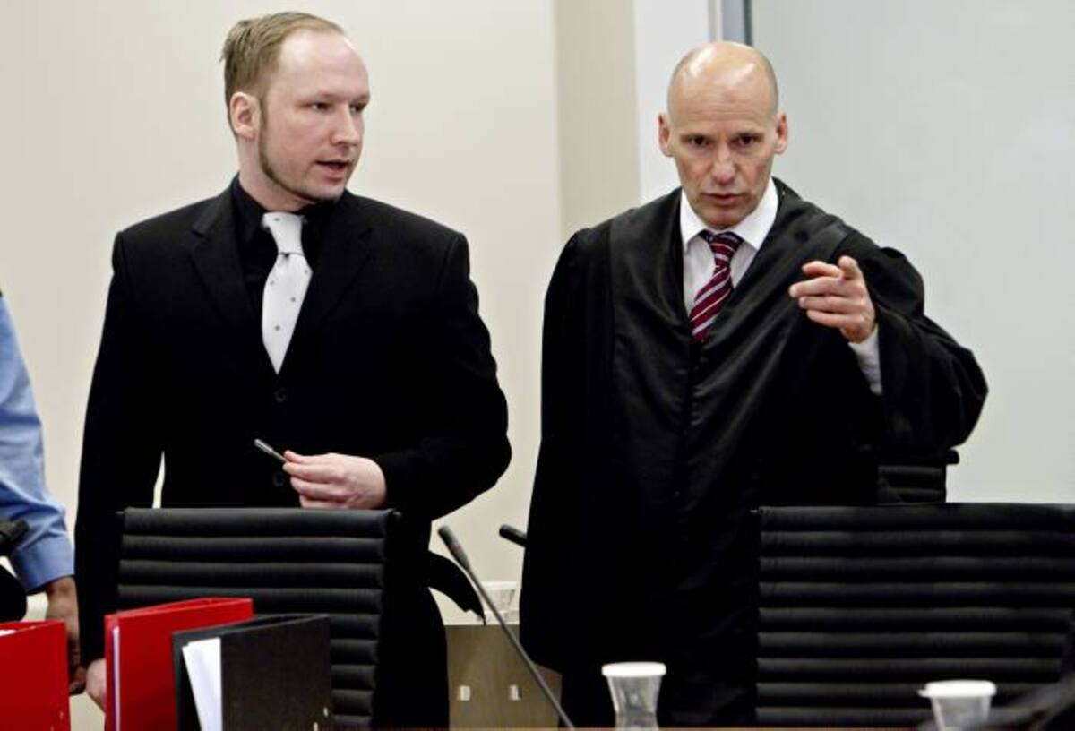 Anders Behring Breivik (Izq.) junto a su abogado Geir Lippestad. AFP Solum, Stian Lysberg