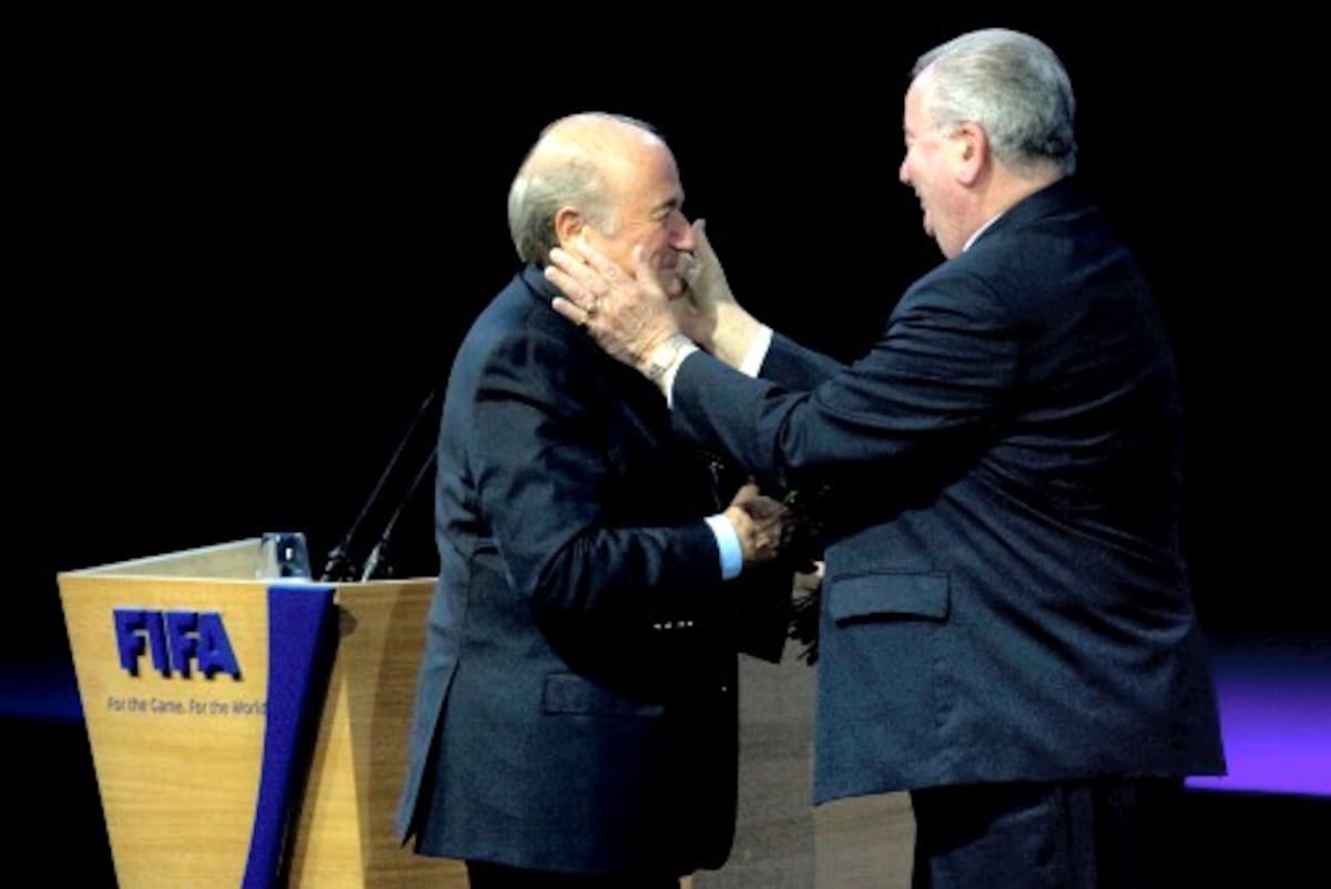 Julio Grondona, quien aparece felicitando a Joseph Blatter por su reelección, critica al DT Batista. AFP