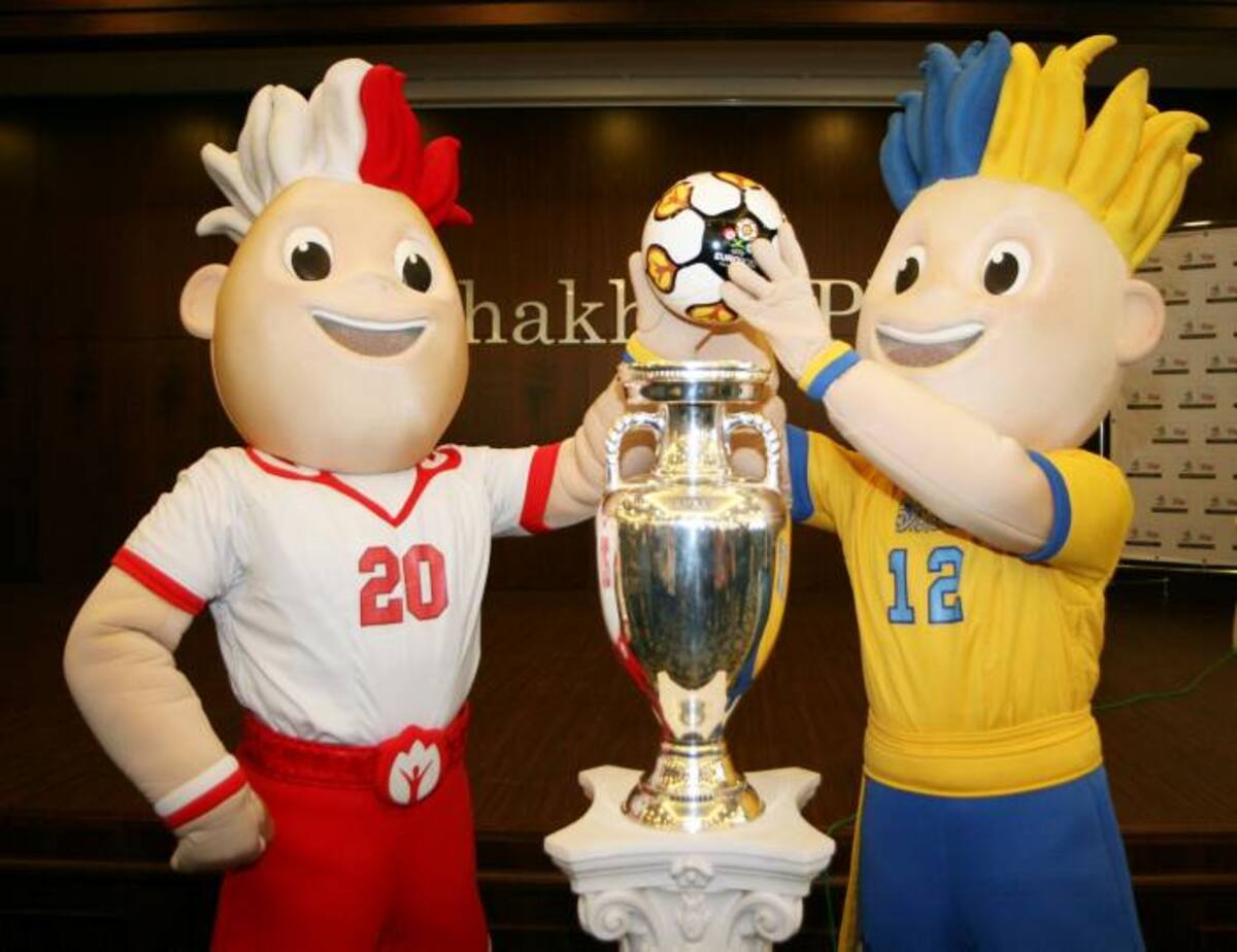 Mascotas oficiales de esta edición del torneo europeo AFP Alexander KHUDOTEPLY
