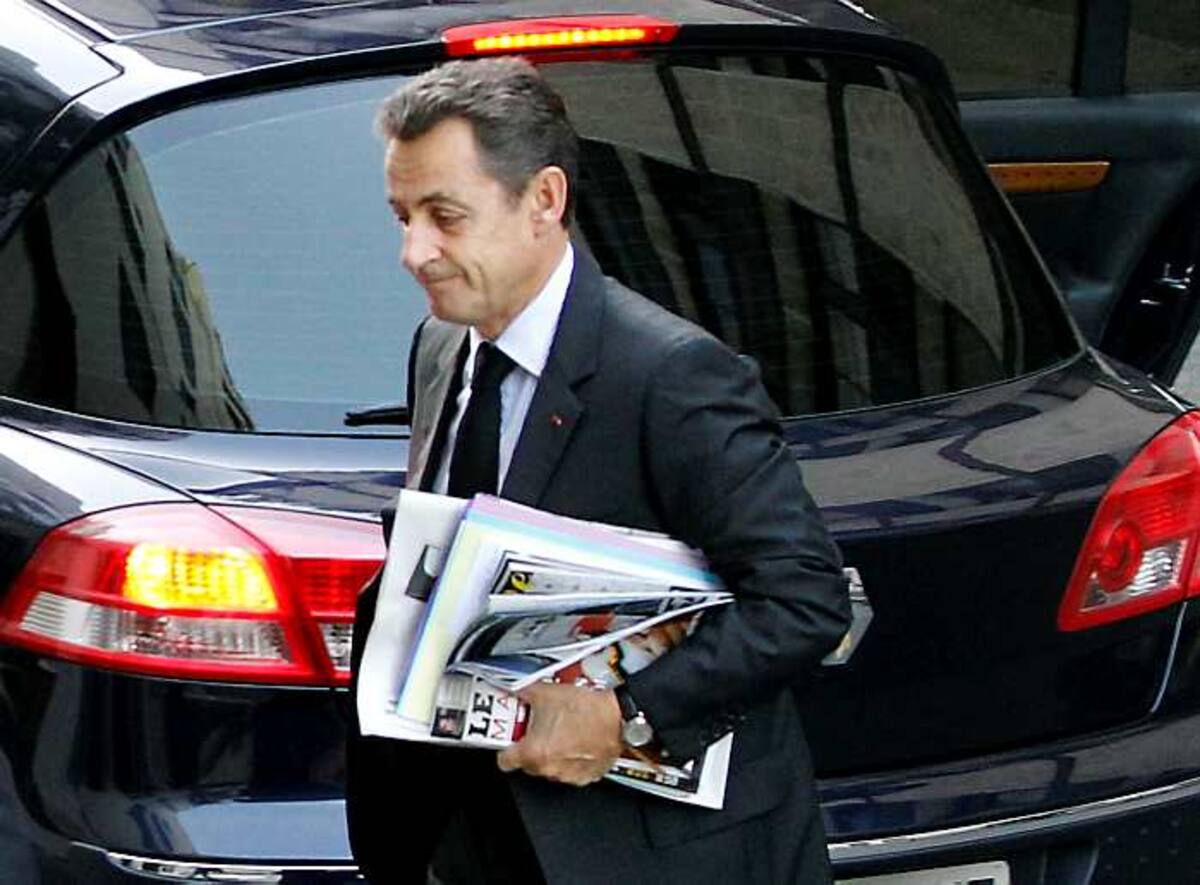 El presidente Sarkozy durante su ingreso al Hospital donde nació su hija.