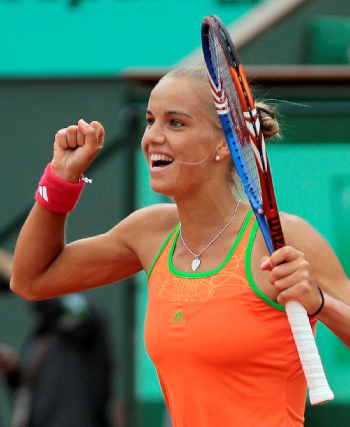 Arantxa Rus festeja emocionada su triunfo sobre la belga Kim Clijsters, a quien eliminó del Roland Garros AFP
