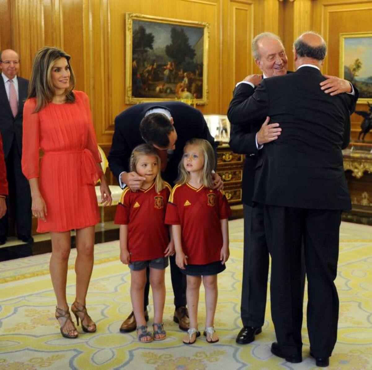 El rey Juan Carlos felicitó al técnico Vicente del Bosque a su llegada al Palacio de la Zarzuela. Al acto asistieron el príncipe Felipe, su esposa Letizia y las hijjas de ambos, Leonor y Sofía. AFP