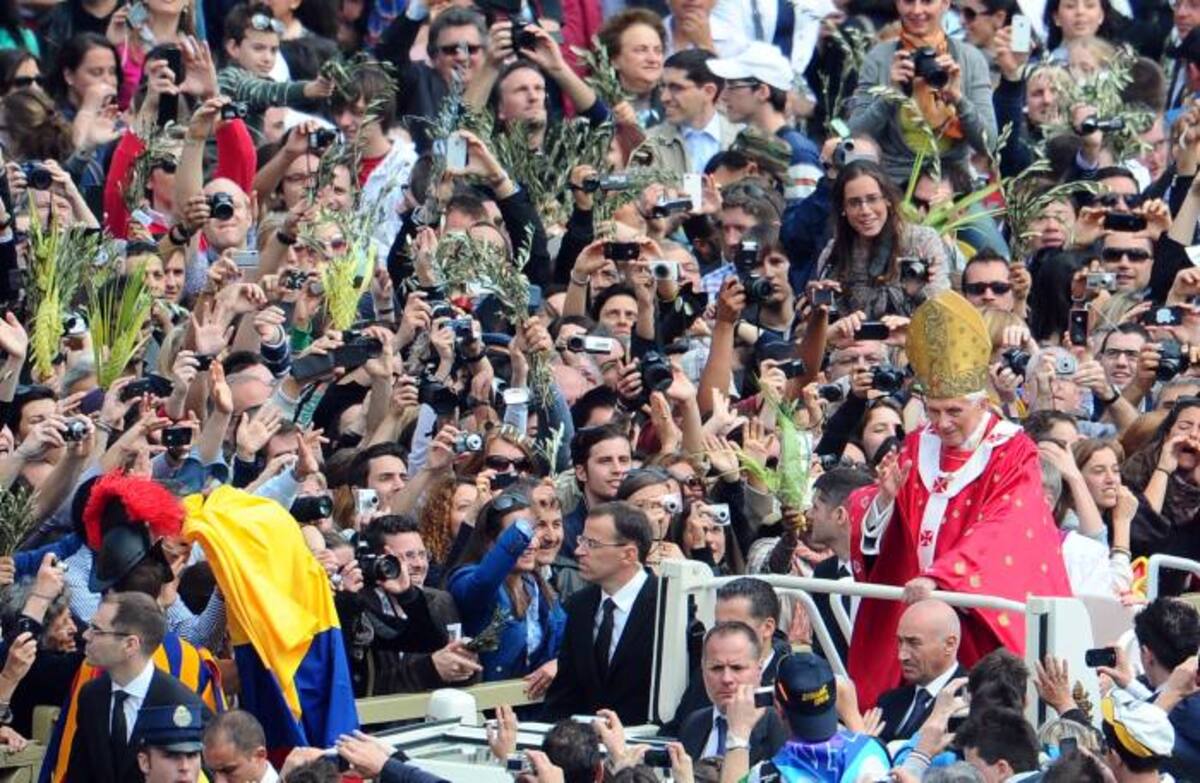Benedicto XVI atiende el Domingo de Ramos en la plaza de San Pedro en El Vaticano. AFP VINCENZO PINTO
