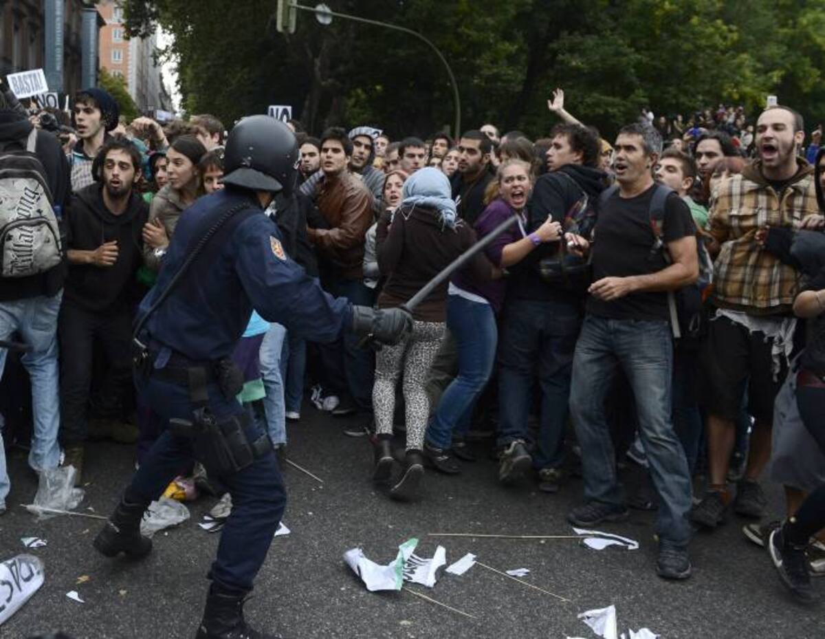 Los agentes golpearon con bastones a los manifestantes que dirigían la marcha y algunos manifestantes rompieron las barricadas y les lanzaron piedras y botellas. AFP PIERRE-PHILIPPE MARCOU