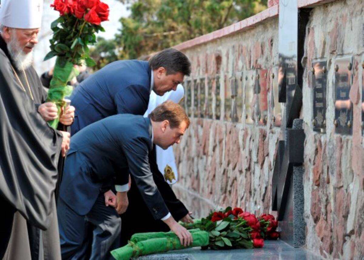 El presidente ruso, Dmitry Medvedev (centro) y el presidente de ucrania, Viktor Yanukovych (derecha), en la conmemoración de los 25 años de la tragedia de Chernóbyl. AFP GENYA SAVILOV