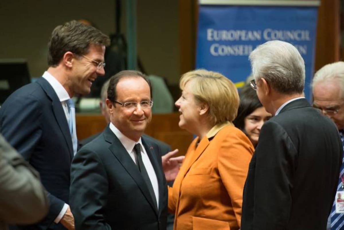 La canciller alemana, Angela Merkel, y el presidente francés, François Hollande, se reunieron antes del inicio de la cumbre. AFP BERTRAND LANGLOIS