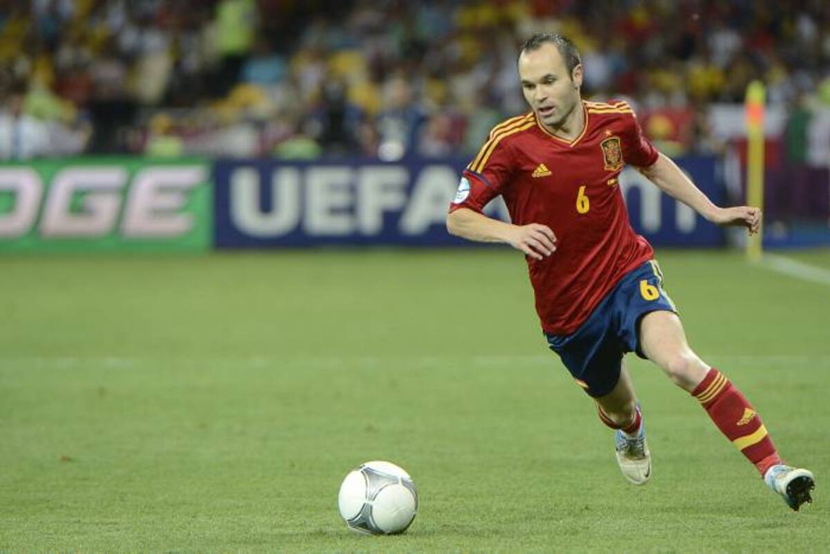 Andrés Iniesta fue elegido por la UEFA como el mejor jugador de la Eurocopa 2012. AFP PIERRE-PHILIPPE MARCOU