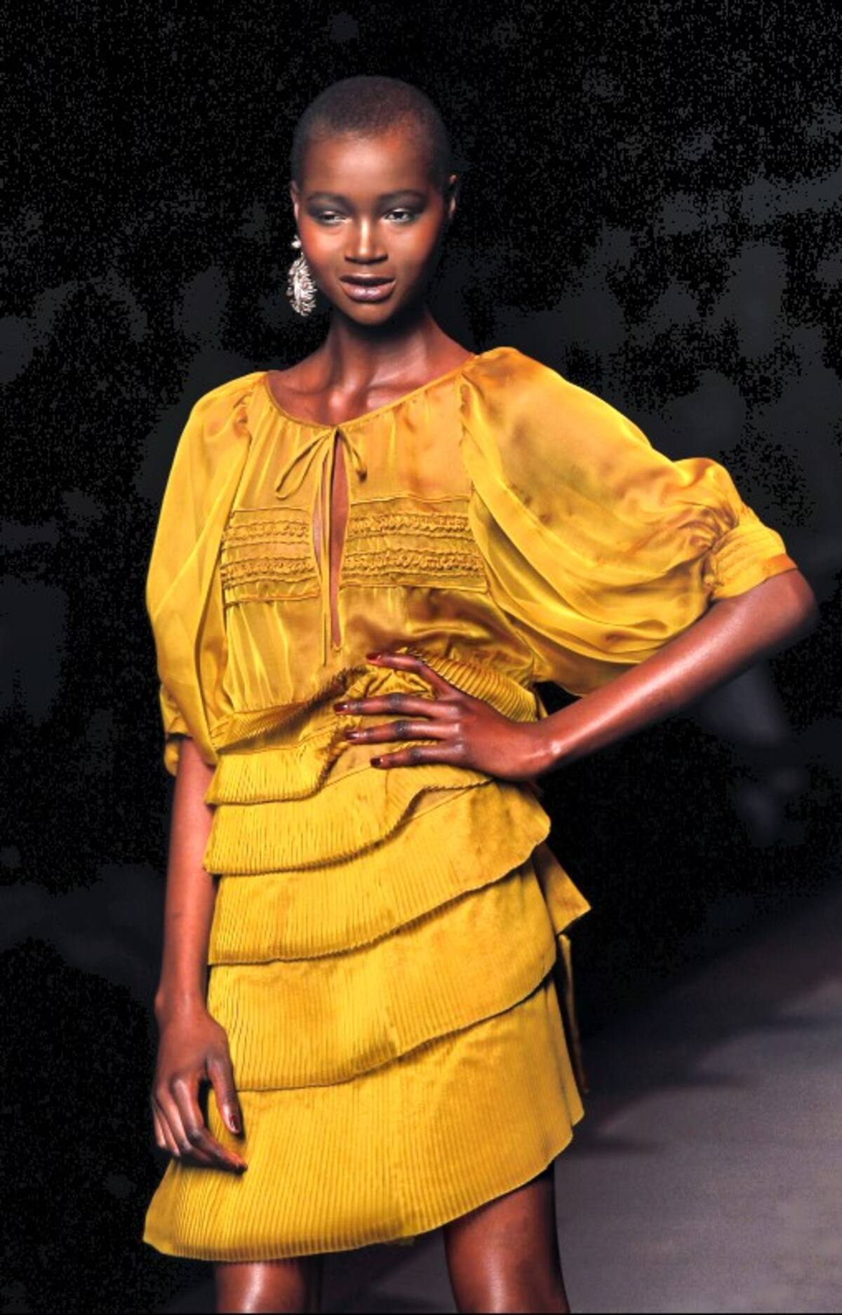 Una modelo presenta una creación del diseñador británico John Galliano para Christian Dior durante la Primavera / Verano 2012 AFP FRANCOIS GUILLOT