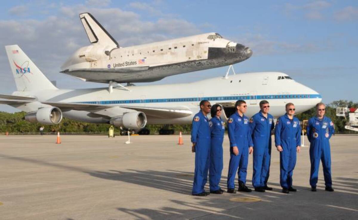 El transbordador espacial Discovery encima del portaviones 747. AFP BRUCE WEAVER