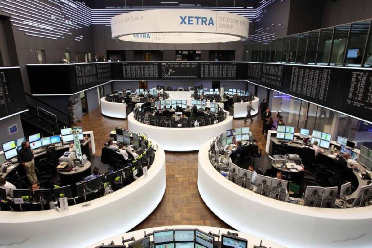 Las principales bolsas europeas y el euro aceleraron prudentemente sus ganancias el miércoles después de que la Corte Constitucional alemana autorizara al gobierno de Berlín a adoptar los dos últimos mecanismos concebidos para el rescate de la zona euro. AFP DANIEL ROLAND