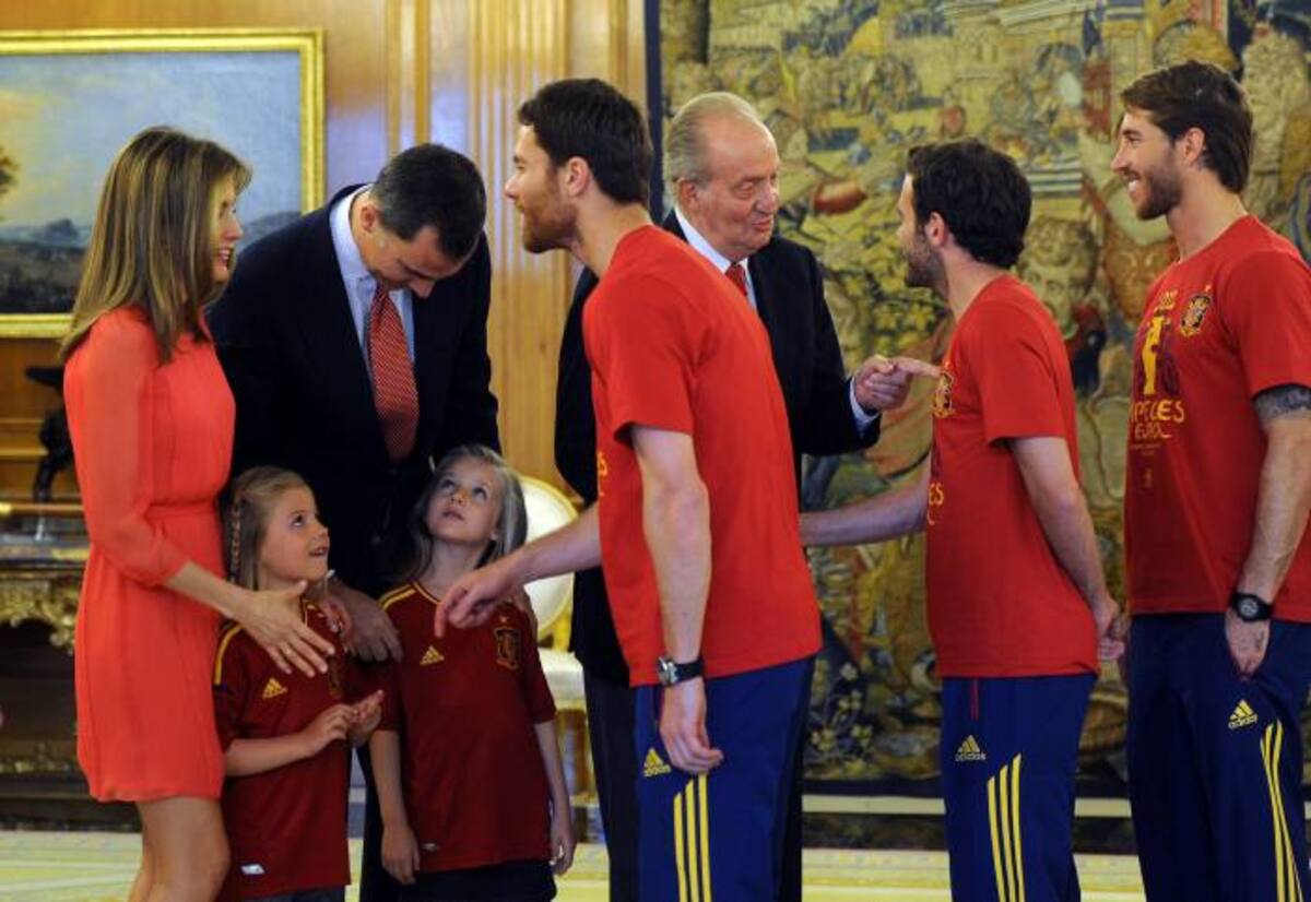 Los campeones de la Eurocopa 2012 fueron recibidos por la realeza en pleno. AFP