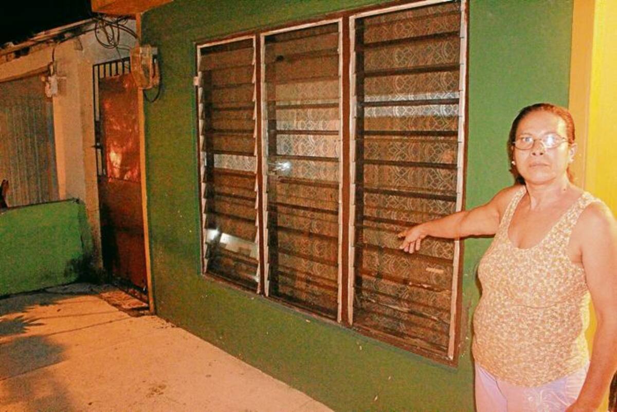 Vidrios rotos y habitantes atemorizados dejó lo que al parecer fue un enfrentamiento entre uniformados y varios jóvenes en San Pedro.