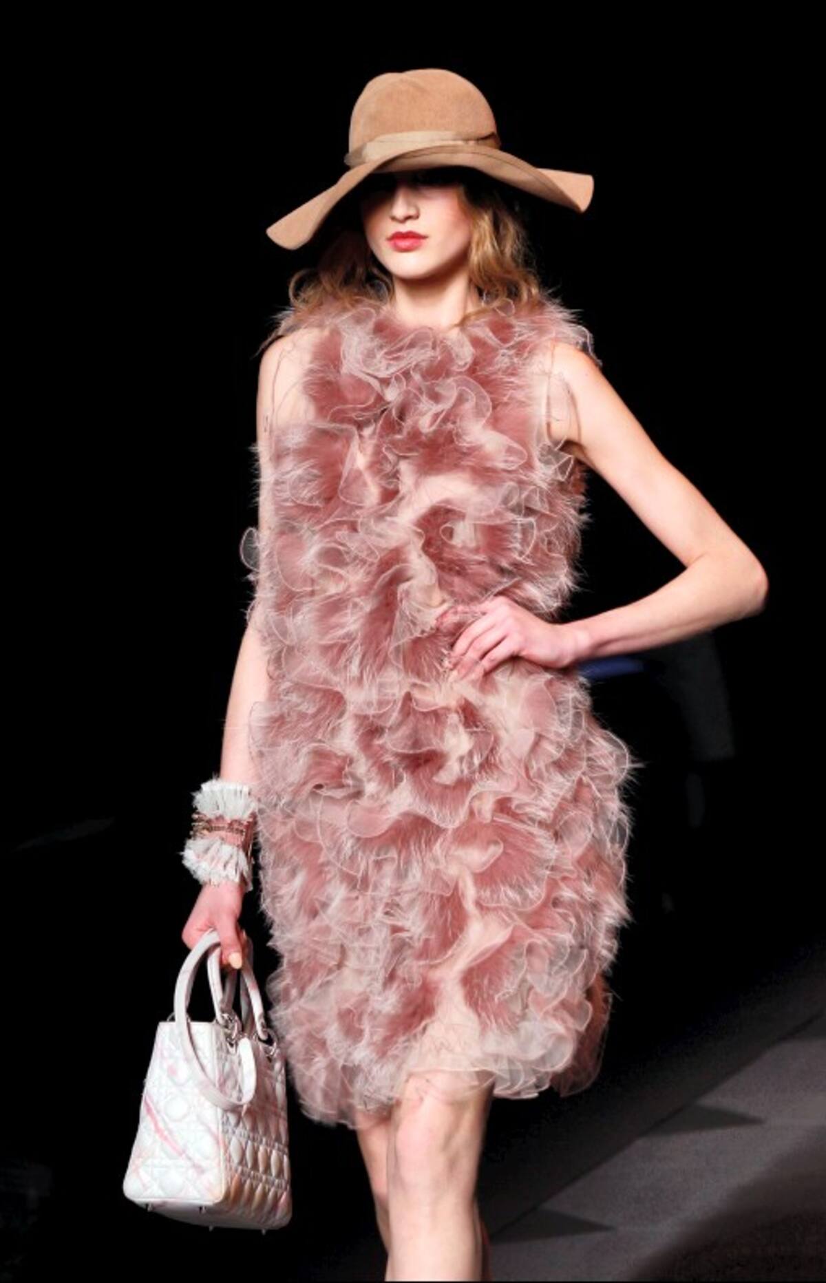 una creación del diseñador británico John Galliano para Christian Dior durante la Primavera / Verano 2012