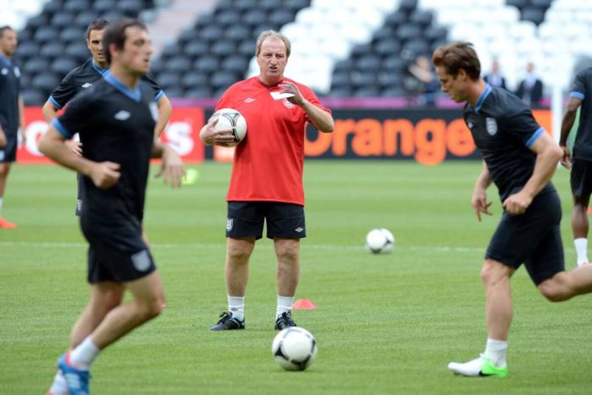 Roy Hodgson, técnico de Inglaterra confía en un triunfo de su selección ante Suecia. AFP