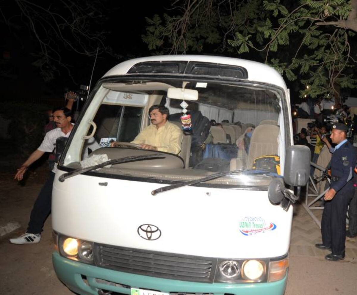 Un microbús recogió a la familia de Osama bin Laden en la residencia vigilada donde estaba detenida, en Islamabad. AFP AAMIR QURESHI
