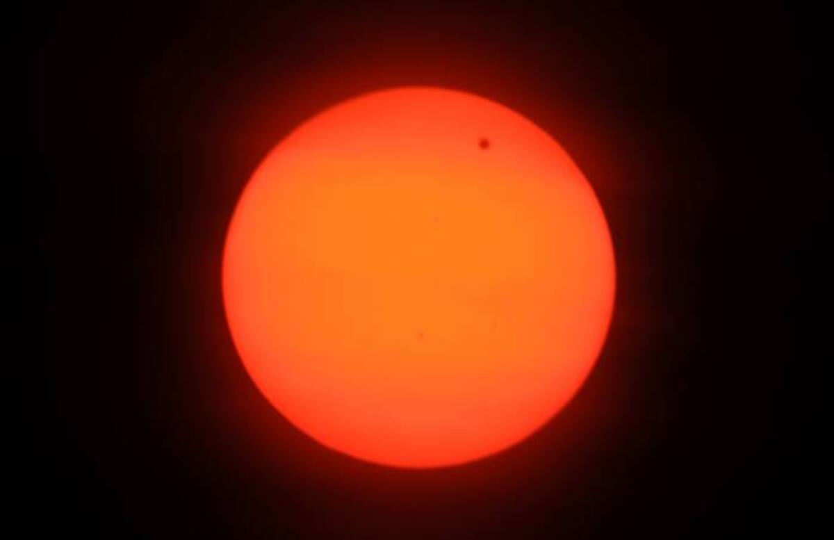 Un confeti negro 32 veces más pequeño que el Sol, la sombra de Venus, cruzó el disco solar. AFP ANGELIKA WARMUTH