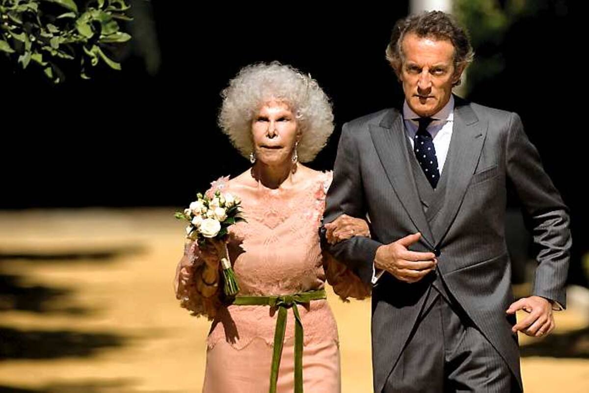 La Duquesa de Alba, María del Rosario Cayetana Alfonsa Victoria Eugenia Francisca Fitz-James Stuart y de Silva, y su esposo Alfonso Diez minutos después de la ceremonia. AFP Jorge Guerrero