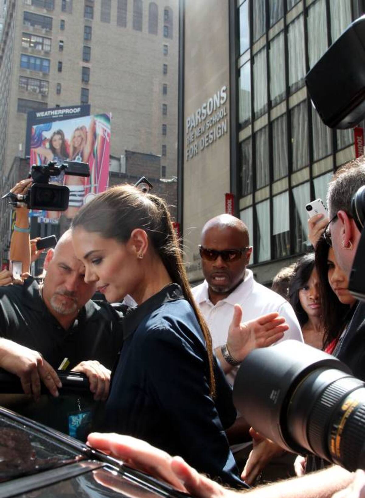 Katie Holmes fue perseguida este lunes por los fotógrafos. AFP MEHDI TAAMALLAH