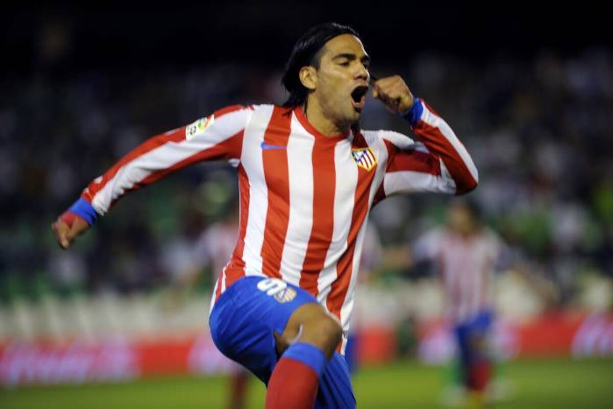 Atletico Madrid's Colombian forward Radamel Falcao celebrates after scoring a goal during the Spanish league football match between Betis and Atletico Madrid at the Benito Villamarin stadium in Sevilla on September 26, 2012. AFP PHOTO/ CRISTINA QUICLER