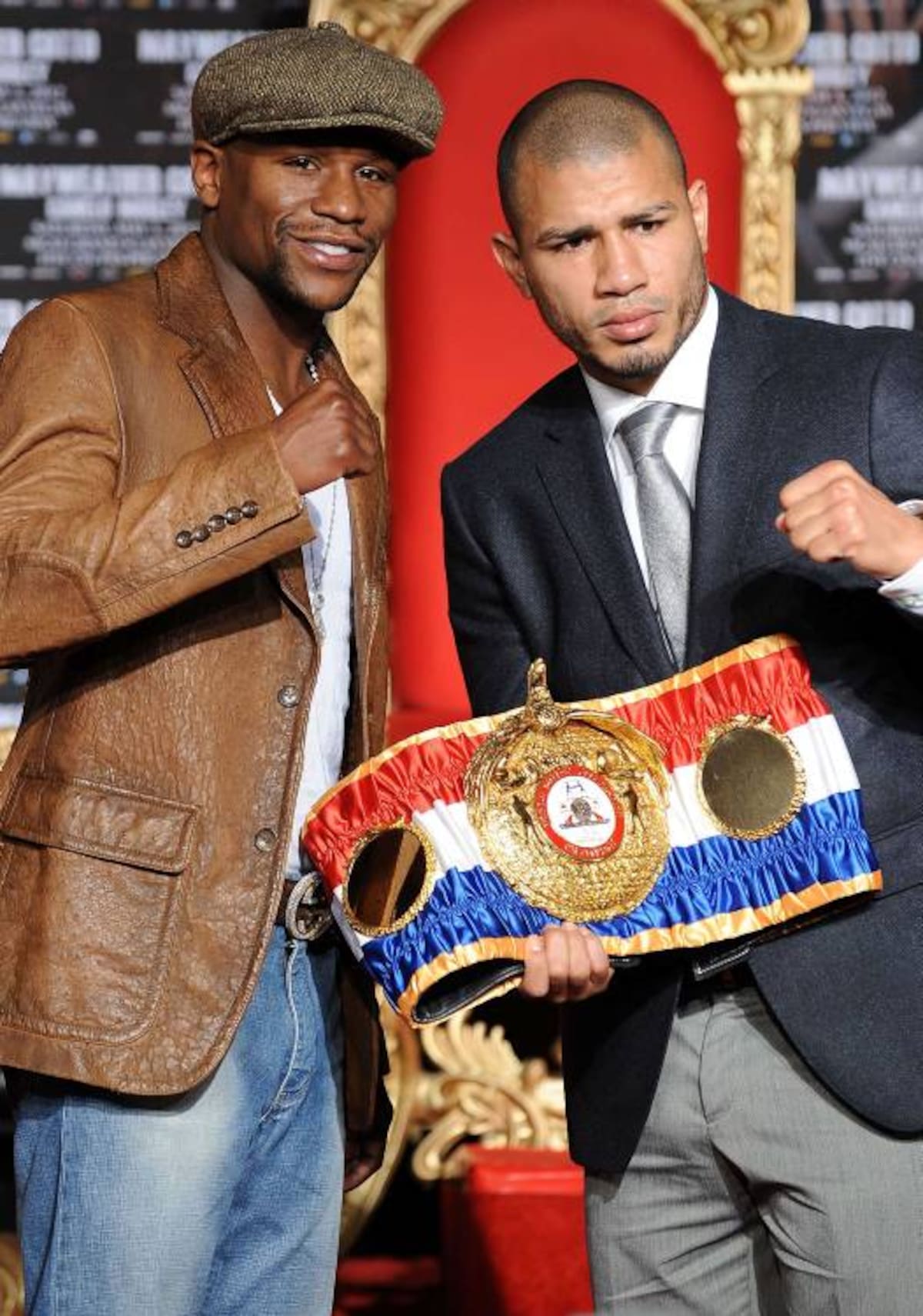 Floyd Mayweather Jr. y Miguel Cotto promocionan en el Teatro Chino de Hollywood la pelea por el título mundial que disputarán el 5 de mayo en Las Vegas. AFP