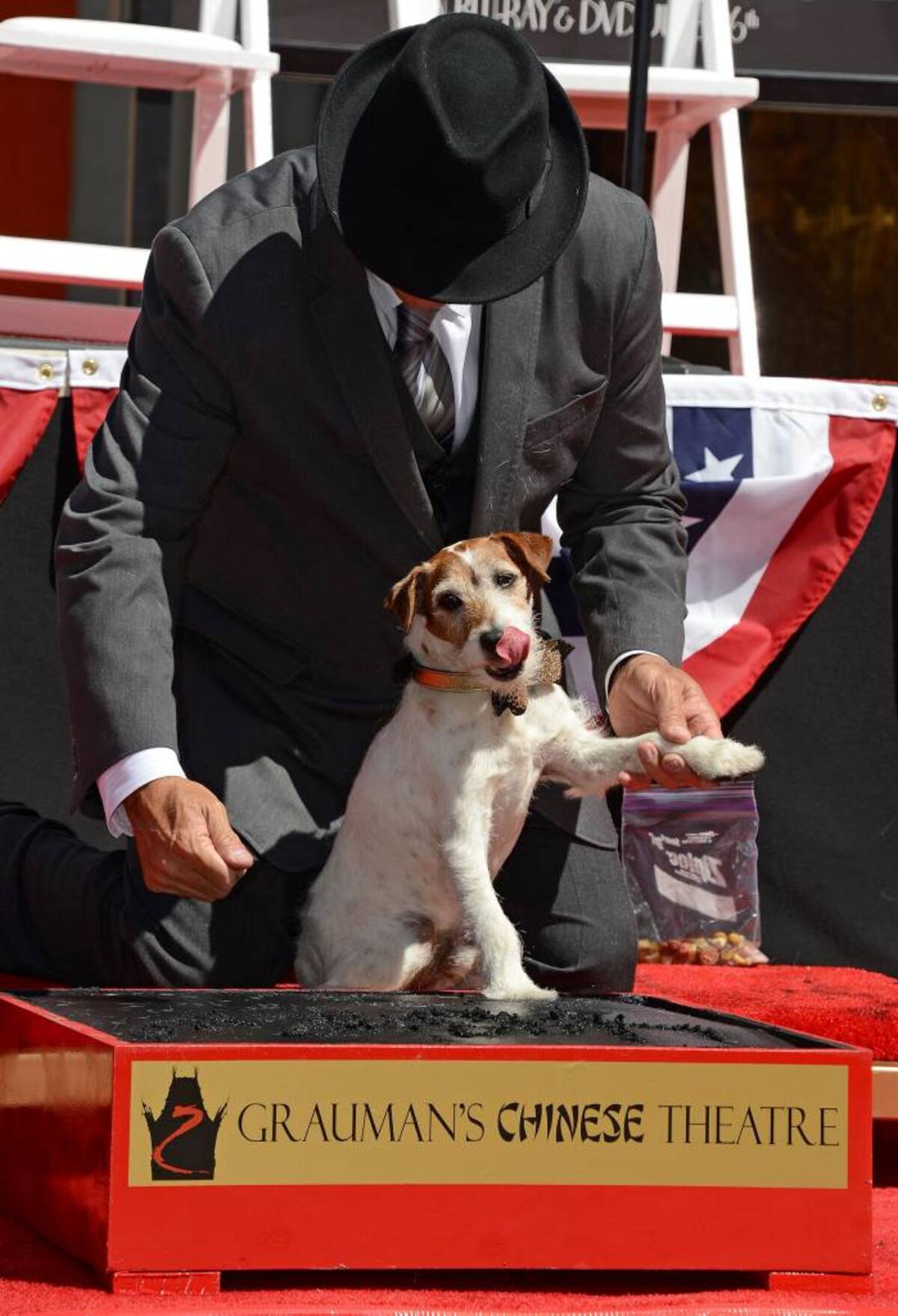 El perrito Uggie con su entrenador, el colombiano Omar Von Muller. AFP
