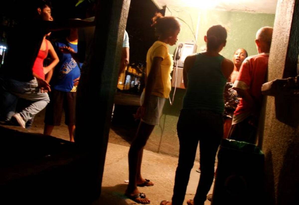 Familiares del joven aguardan afuera del centro asistencial mientras atendían al menor KAILLINE GIRALDO - EL UNIVERSAL -