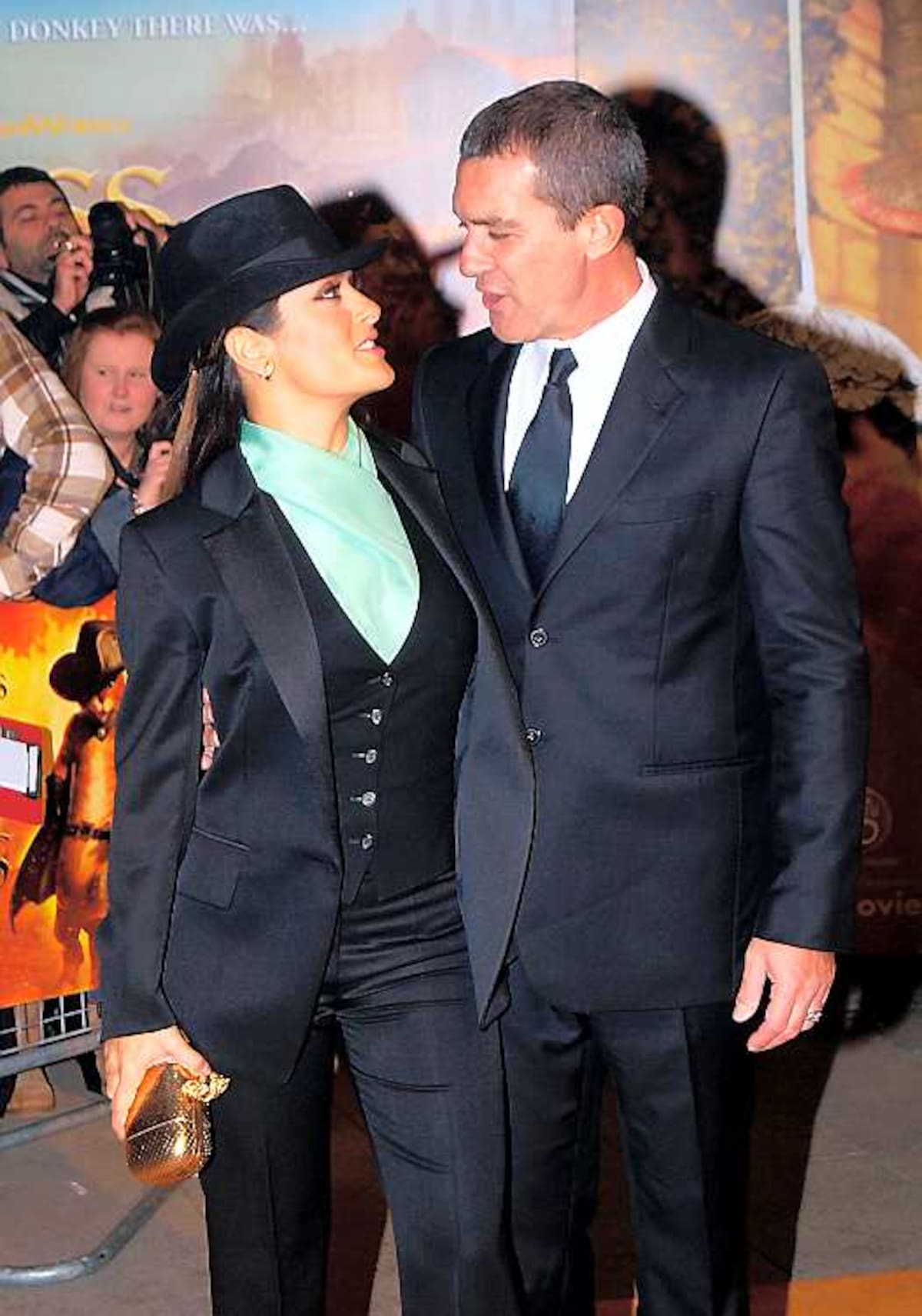 Spanish actor Antonio Banderas (R) arrives with his co-star Mexican actress Salma Hayek for the Premiere of their latest film,' Puss in Boots ', in Leicester Square, in London,on November 24, 2011. AFP PHOTO/Max Nash