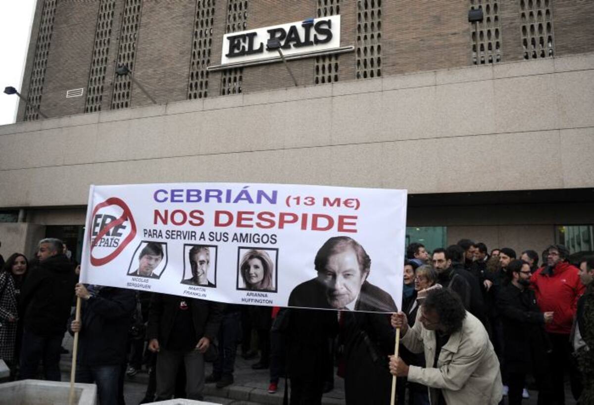 Journalists of the Spanish newspaper El Pais take part in a demonstration in front of the El Pais headquarters in Madrid on November 6, 2012. Journalists at Spain's top daily newspaper El Pais launched a three-day strike today in protest at lay-offs that will cut its staff by a third, workers' representatives said. AFP PHOTO / DOMINIQUE FAGET