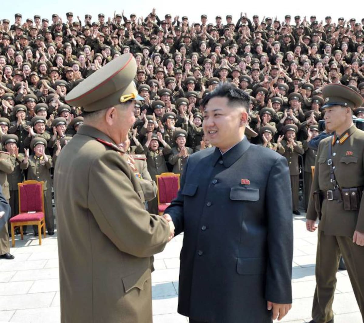 Kim Jong-Un (der.) es el actual lídel del régimen de Corea del Norte. AFP KNS