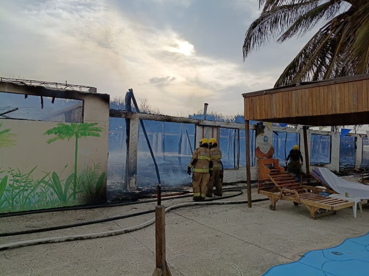 Incendio consumió dos kioscos de palma en hotel de Arroyo de Piedra. // Foto: Cuerpo de Bomberos