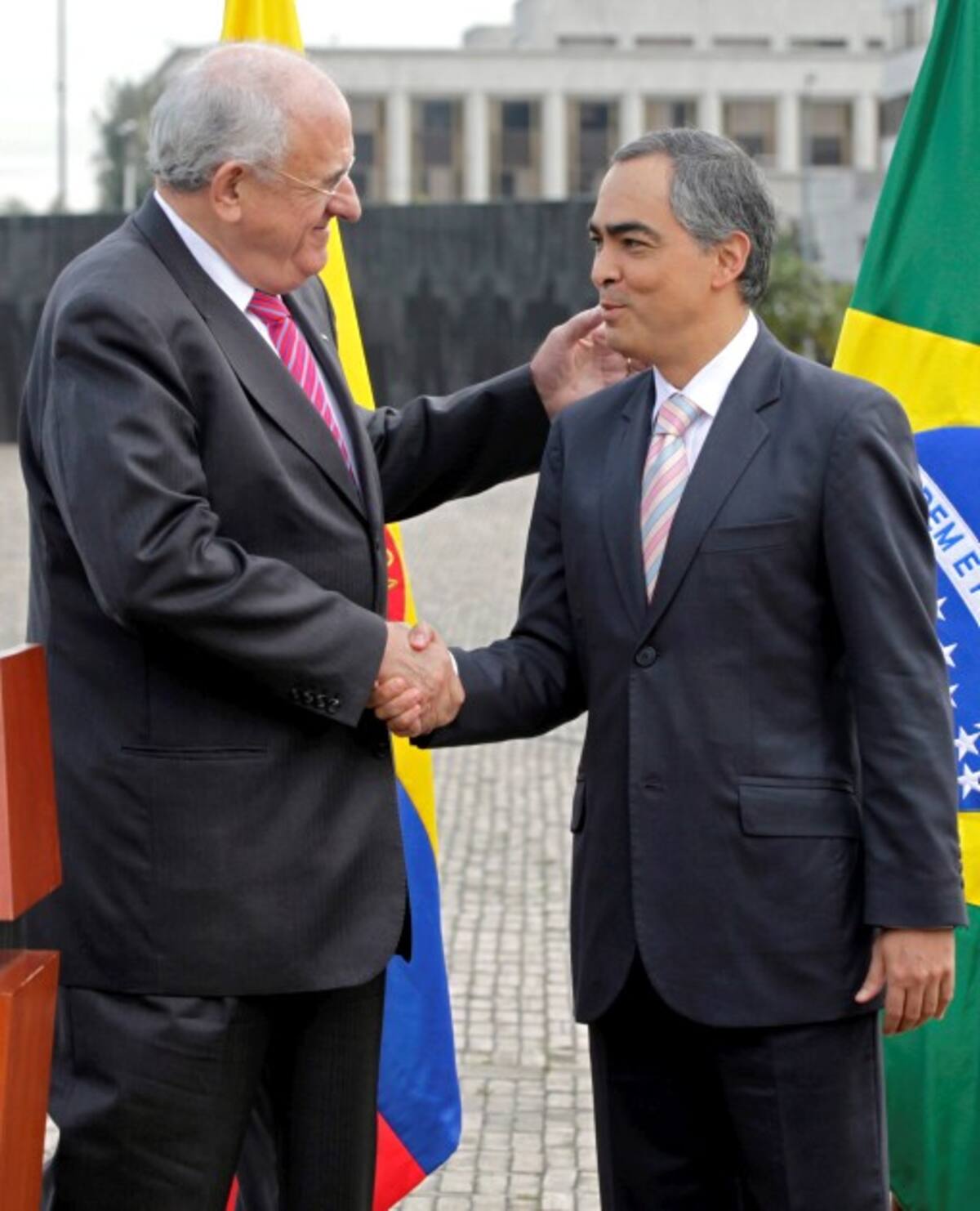 Los ministros de Defensa de Brasil y Colombia, Nelson Jobim y Rodrigo Rivera, respectivamente. AP FERNANDO VERGARA