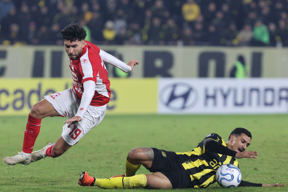 El defensor de Peñarol Eduardo Darías (d) se arroja para neutralizar el ataque del delantero de Santa Fe Nahuel Bustos durante el partido por Copa Libertadores. //Foto, EFE: Gastón Britos