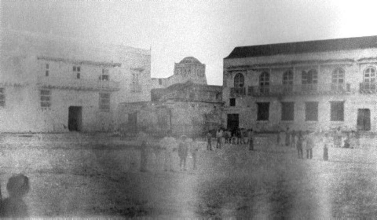 1880: Plaza Mayor de Cartagena- a la izquierda, Palacio de la Inquisición, al fondo la torre de la Iglesia de Santo Domingo.