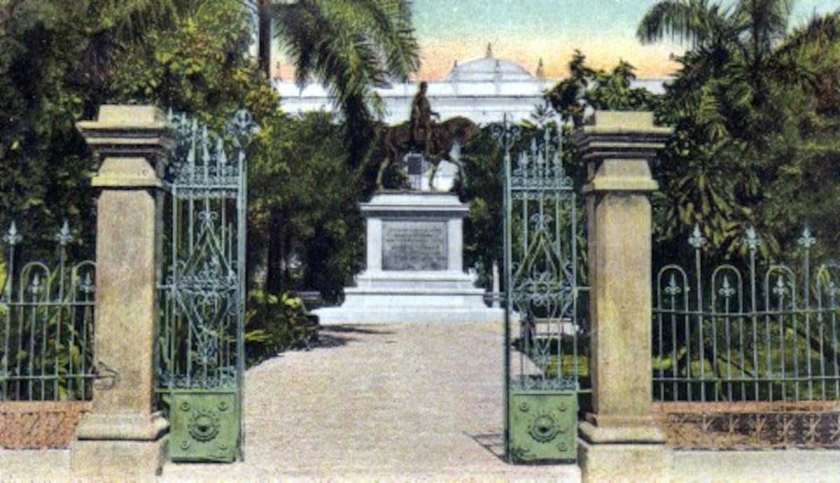 1918: Una de las cuatro puertas de acceso. Aquí se observa que faltan las ánforas que remataban las columnas.
