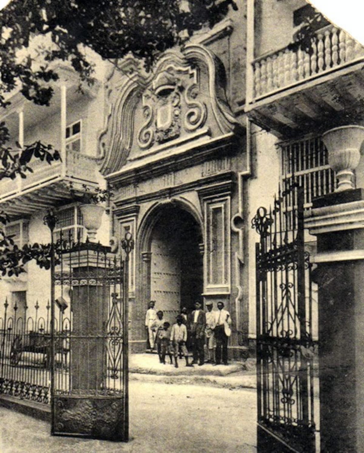 1920: Puerta de acceso frente al Palacio de la Inquisición.