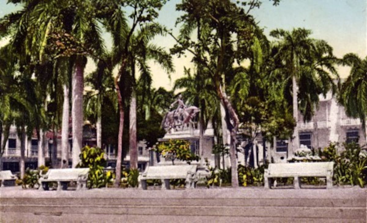 1938: Las rejas originales han desaparecido y las bancas fueron reemplazadas por unas de concreto.