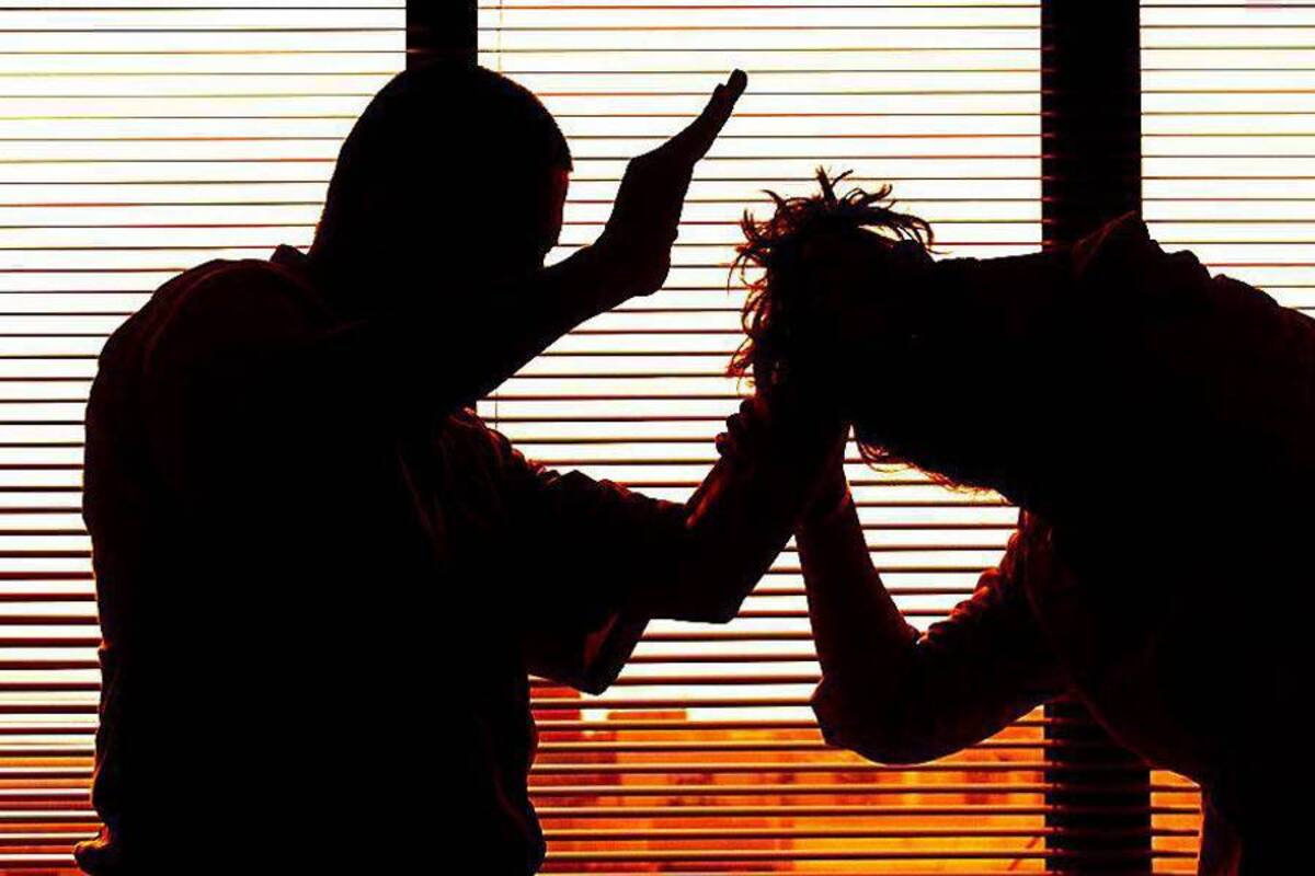 La violencia intrafamiliar es aquella ejercida en medio de la convivencia.
