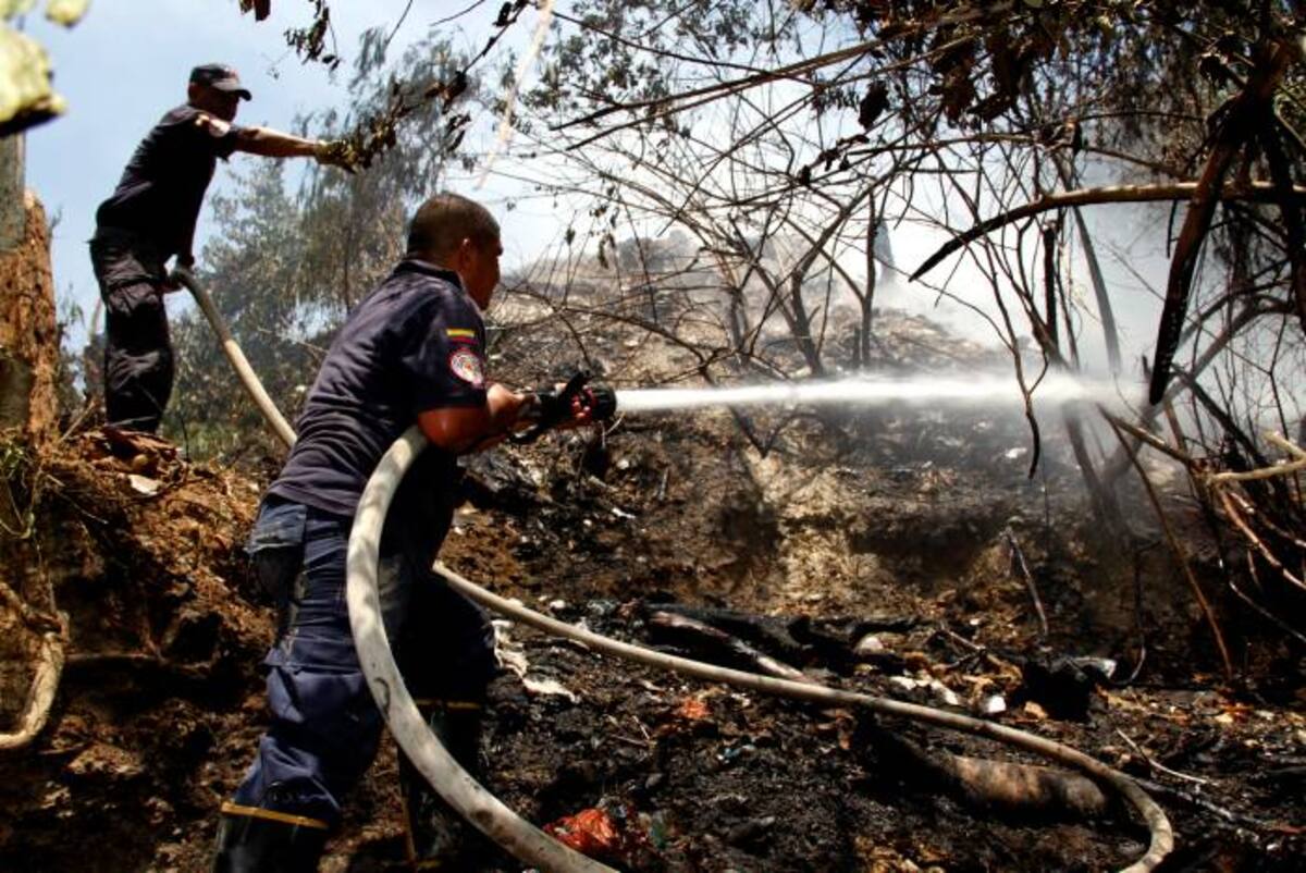 El incendio en La María agotó el agua de un carrotanque, por lo que se necesitaron 5 mil litros adicionales. Q'HUBO CARTAGENA, LUIS EDUARDO HERRÁN