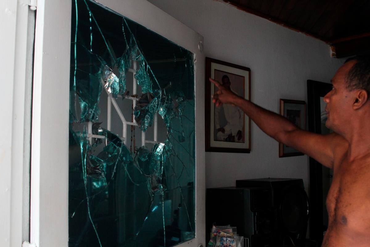 Confusión, destrozos y cuatro heridos en el barrio El Milagro