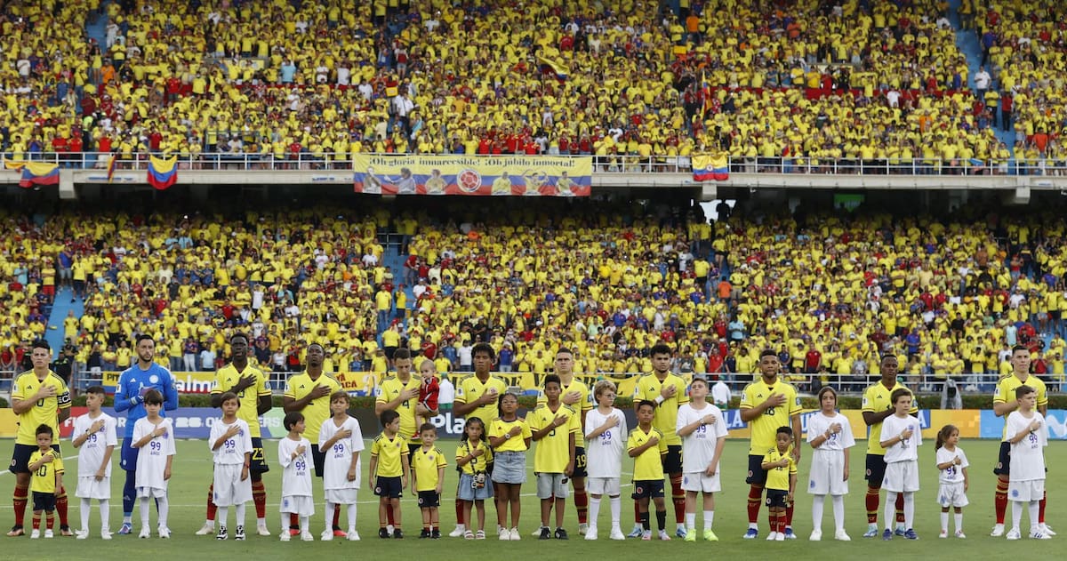 Jugadores de Colombia forman durante el himno nacional en un partido de las Eliminatorias Sudamericanas para la Copa Mundial de Fútbol 2026.