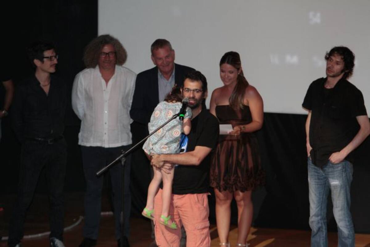 Nicolás Rincón recibió el premio “Mejor Película colombiana por “Noche herida”. Subió al escenario con su pequeña niña. Luis Eduardo Herrán-El Universal