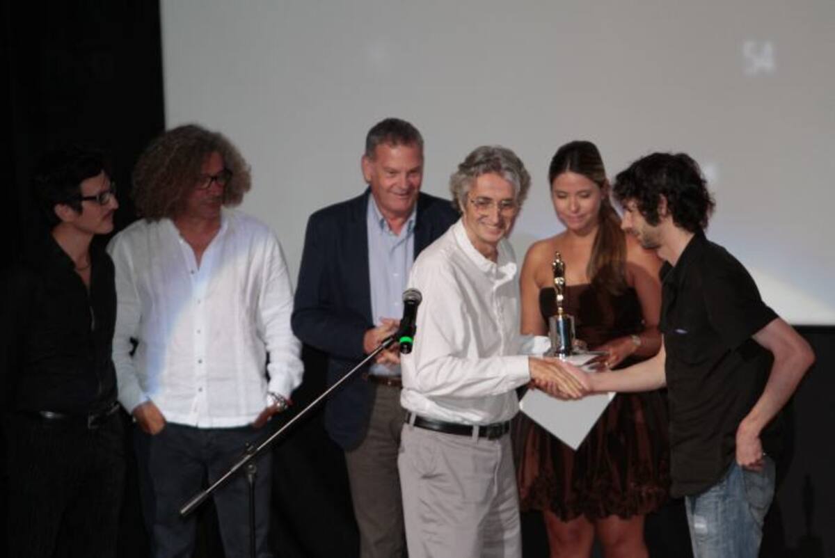 Luis Ospina recibió de manos del jurado Nicolás Azalbert, el Premio al Mejor Director de Cine de Colombia, por “Todo comenzó por el fin”. Luis Eduardo Herrán-El Universal