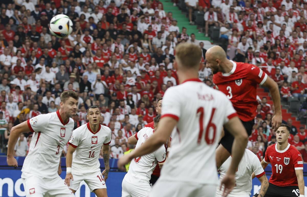 Gernot Trauner (arriba) de Austria busca un cabezazo para marcar el primer gol durante el partido de fútbol del grupo D de la UEFA EURO 2024 entre Polonia y Austria. //EFE