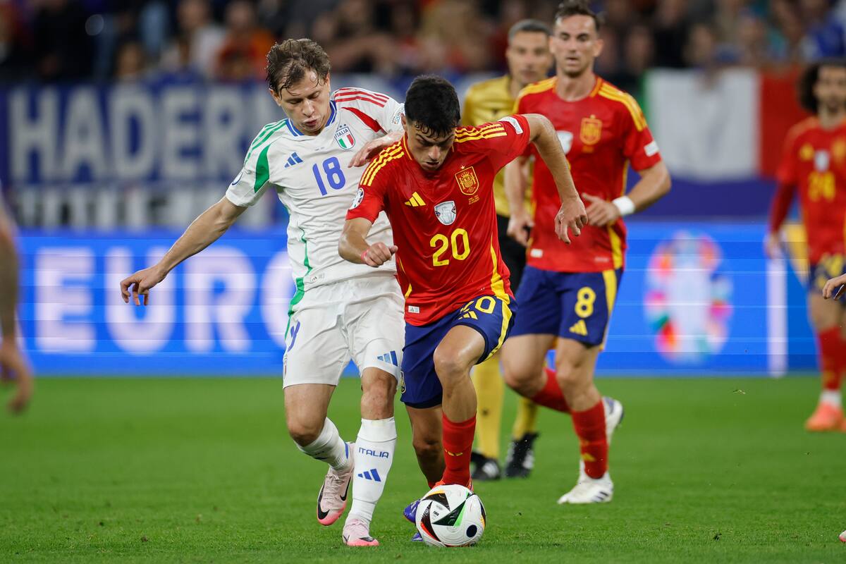 El centrocampista de la selección española de fútbol Pedri (d) lucha con Nicolò Barella, de la selección italiana, durante el encuentro de la fase de grupos de la Eurocopa 2024 en el Arena AufSchalke, Gelsenkirchen (Alemania). //EFE