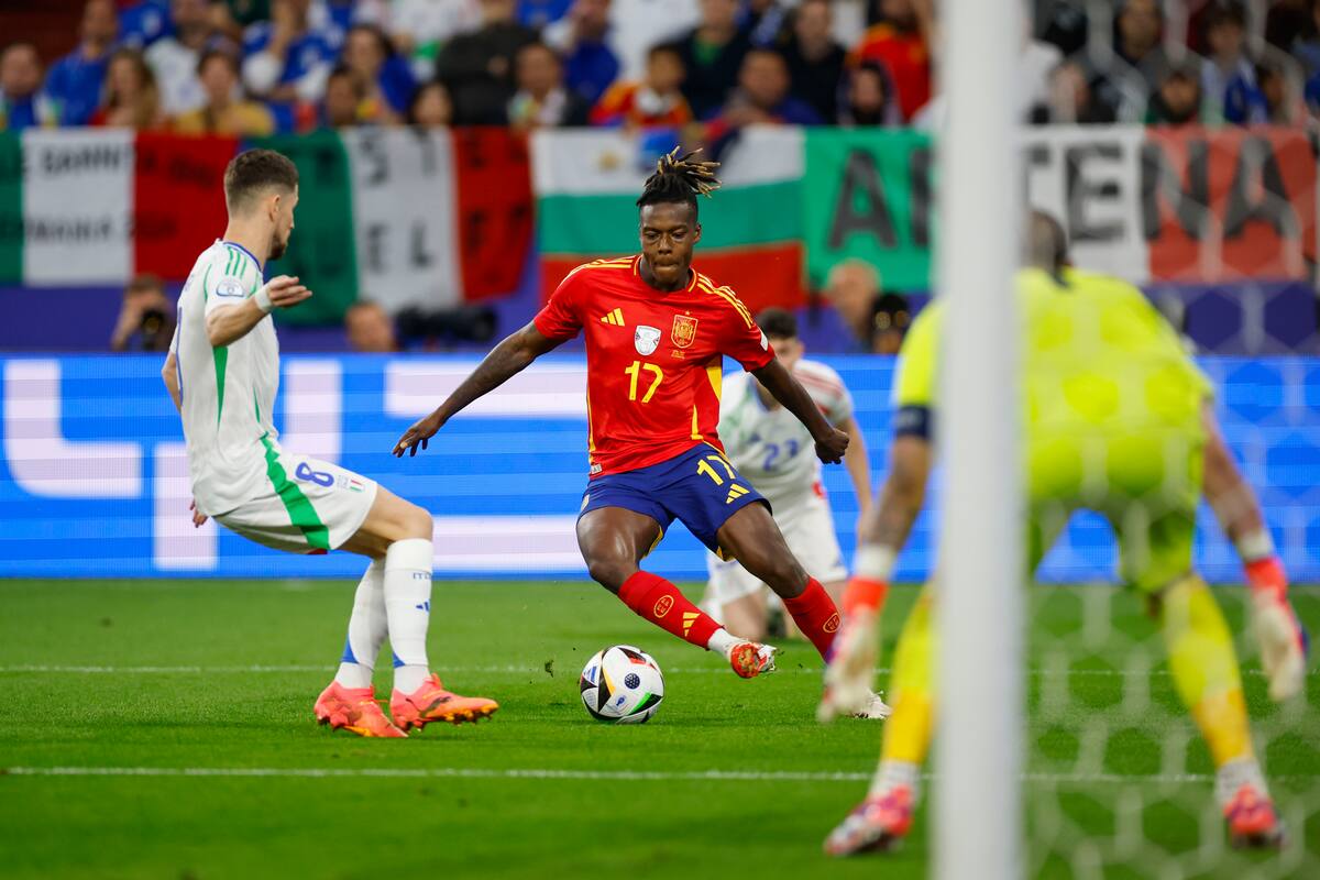 El delantero de la selección española, Nico Williams, intenta superar al jugador de la selección italiana, Jorginho, durante el encuentro correspondiente a la fase de grupos de la Eurocopa 2024 en Gelsenkirchen (Alemania). EFE/Alberto Estévez.