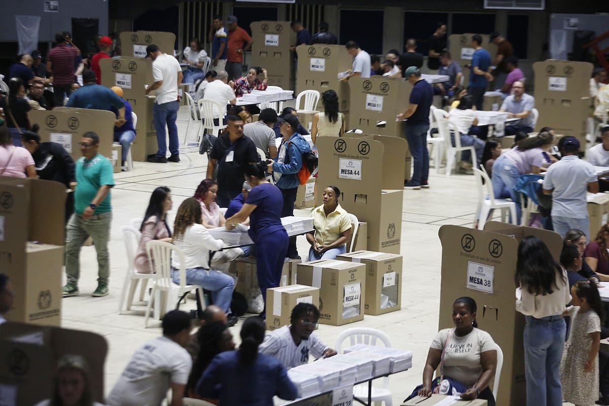 Claves para no saturarse de información falsa en víspera de las elecciones presidenciales en Colombia. // Foto: Efe.